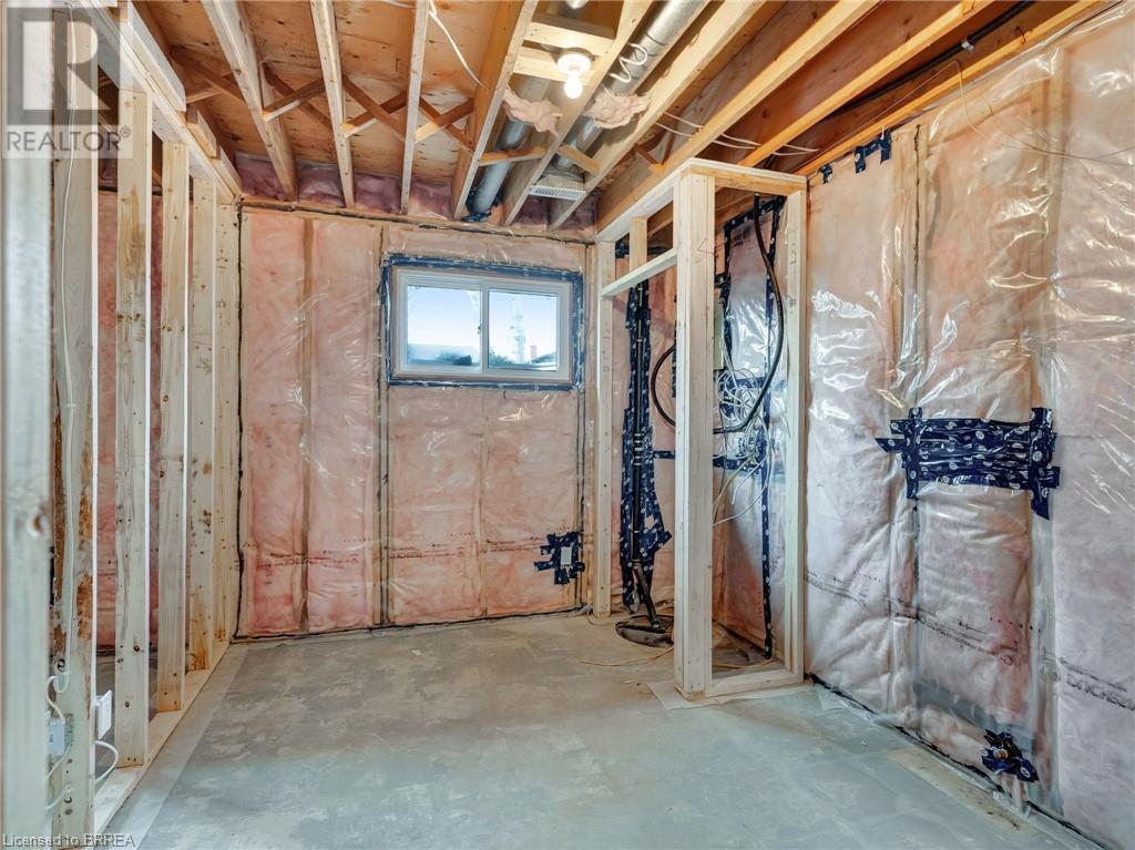 Photo 34 of 52 Fieldgate Drive, Brantford ON