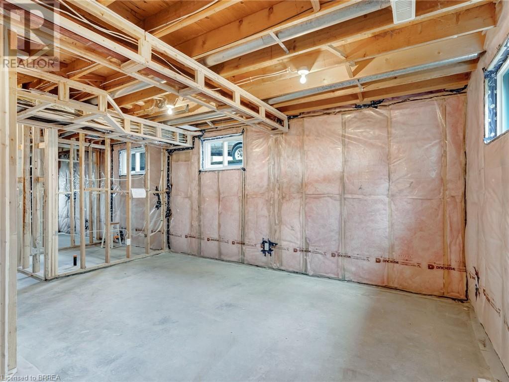 Photo 33 of 52 Fieldgate Drive, Brantford ON