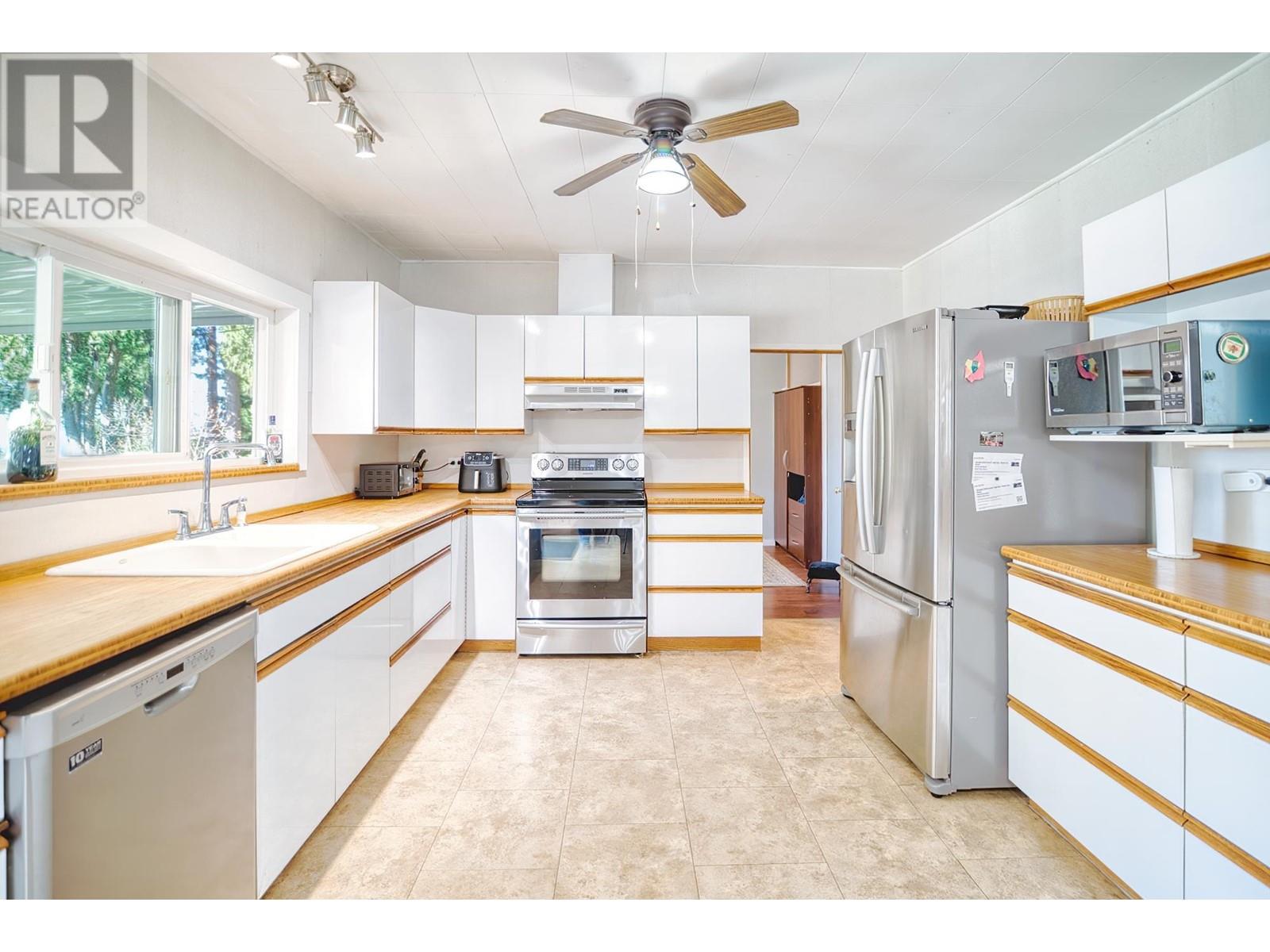 1106 A & B GLADWIN TRAIL ROAD, Roberts Creek