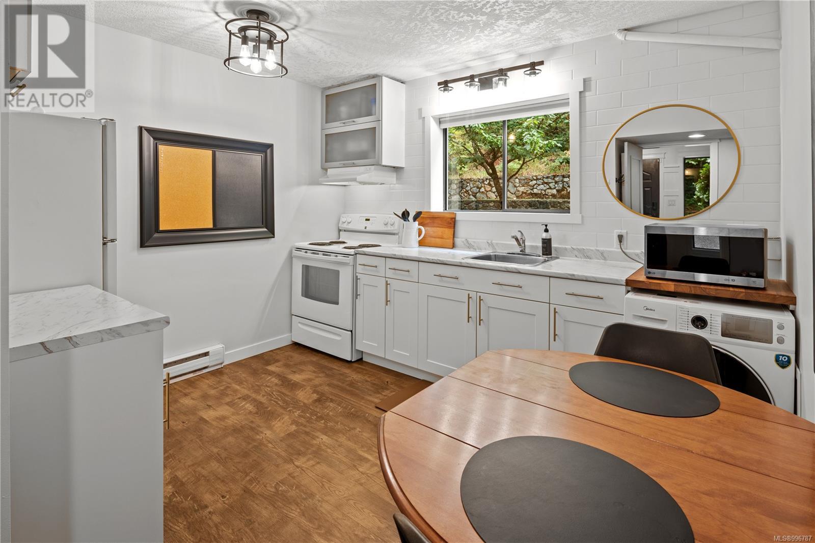  1779 Falcon Heights Road, Langford