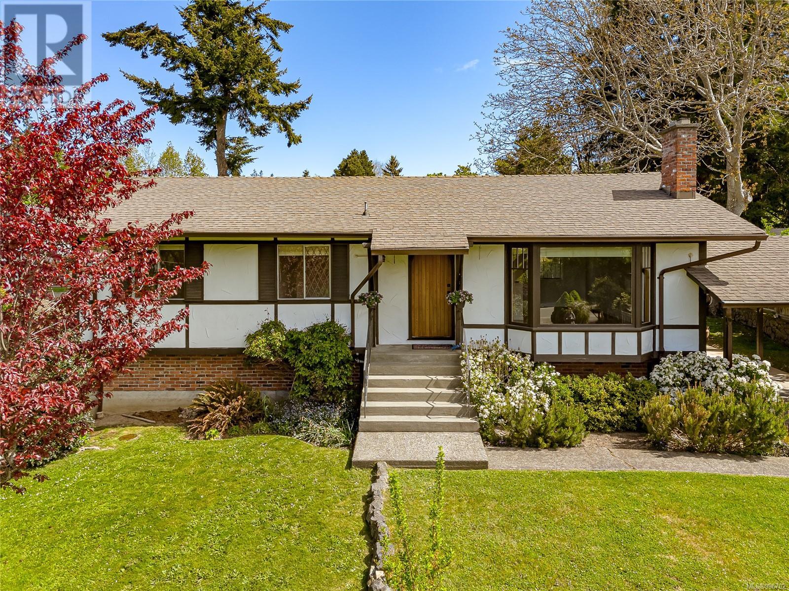  3928 Cadboro Bay Road, Saanich