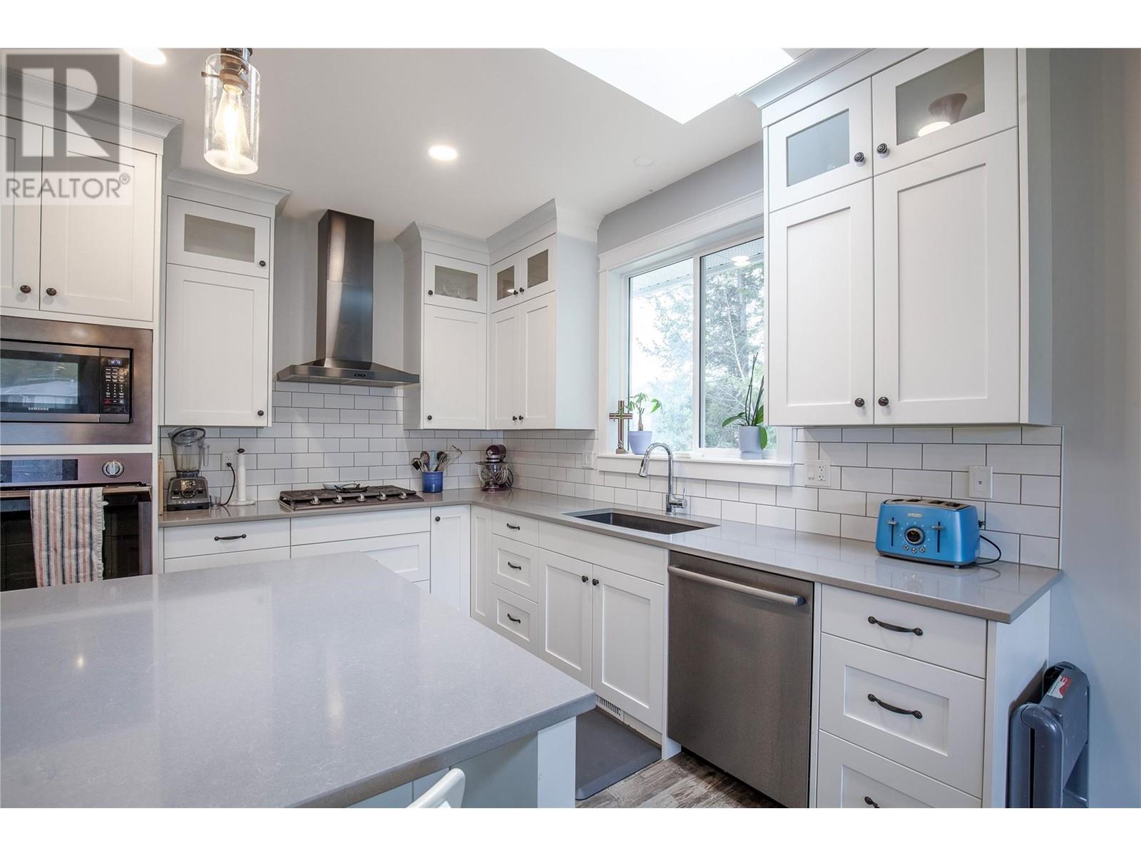 2725 Sunnydale Drive, Blind Bay