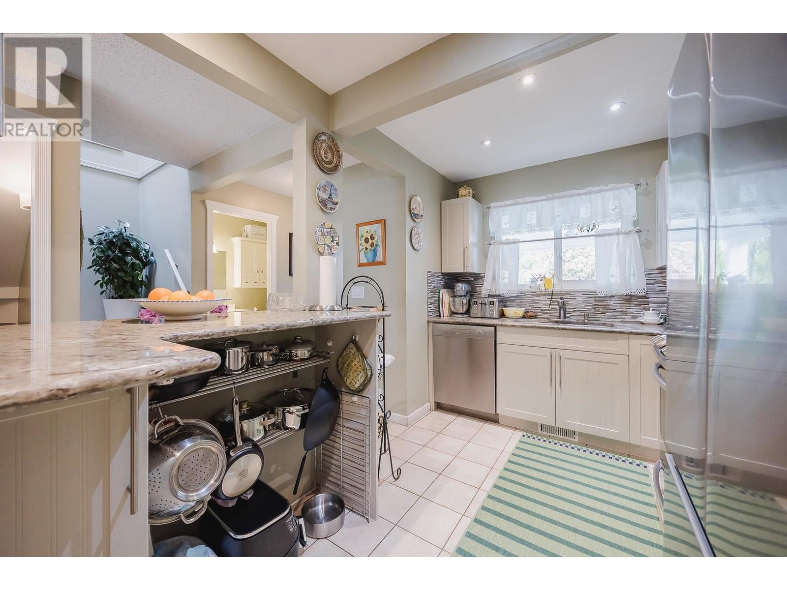 3 561 SHAW AVENUE, Coquitlam real estate listing R2996415