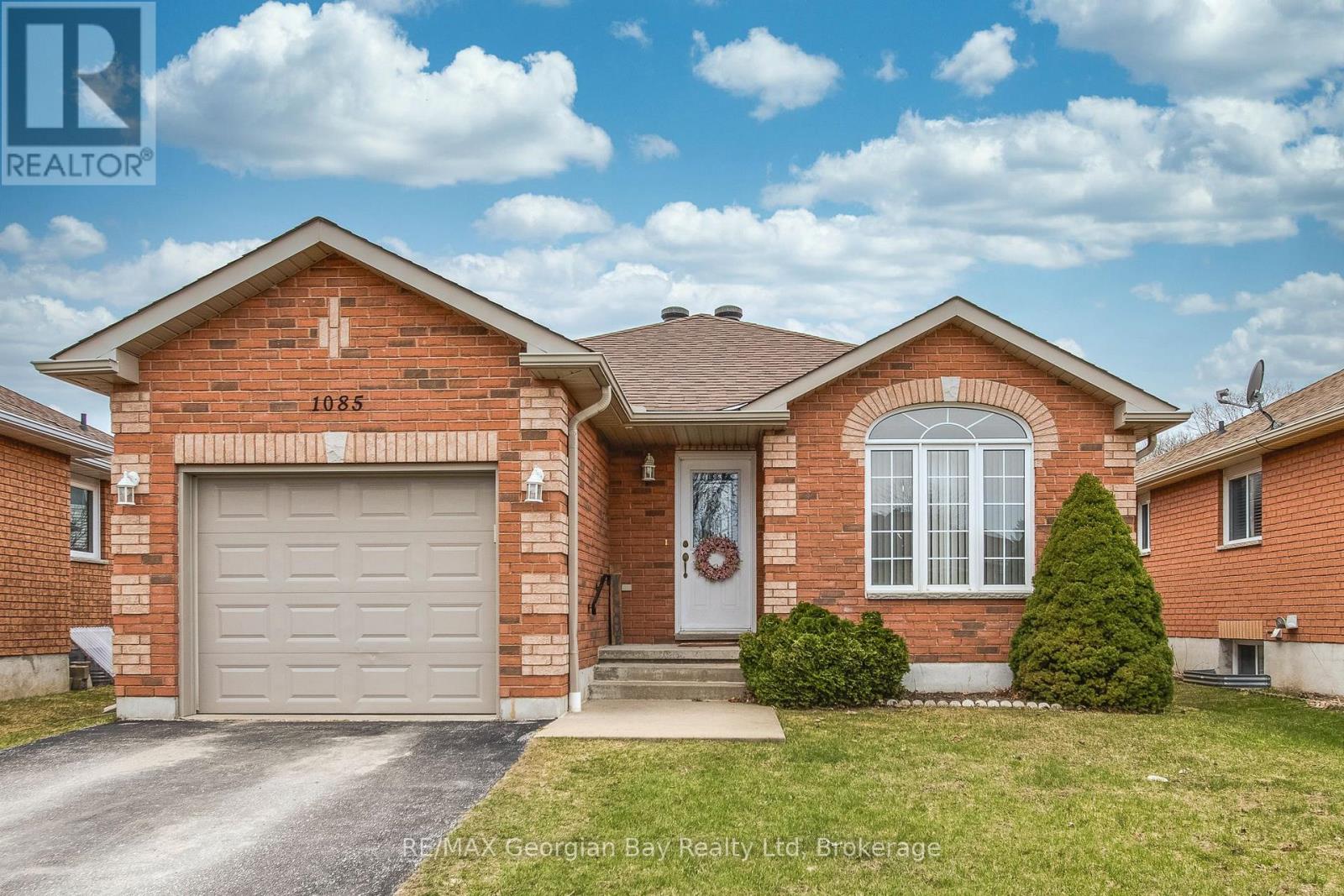 Photo 11 of 1085 Whitney Crescent, Midland ON