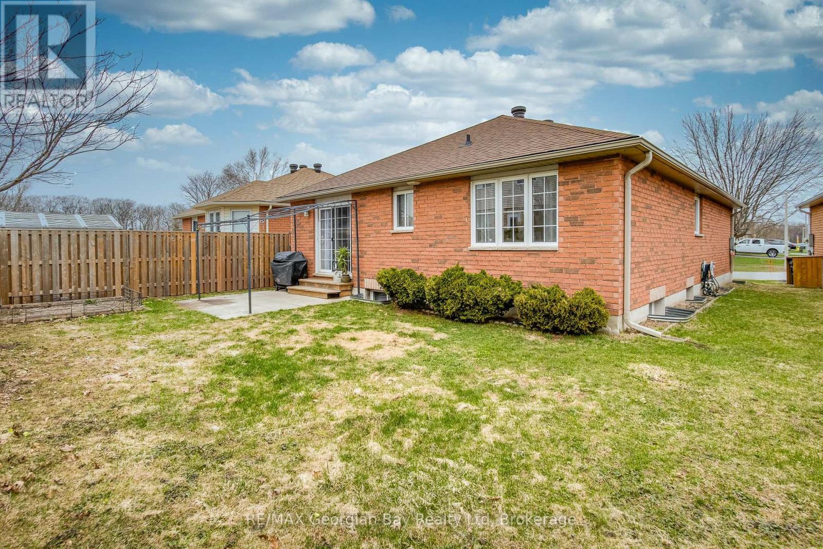 Photo 3 of 1085 Whitney Crescent, Midland ON