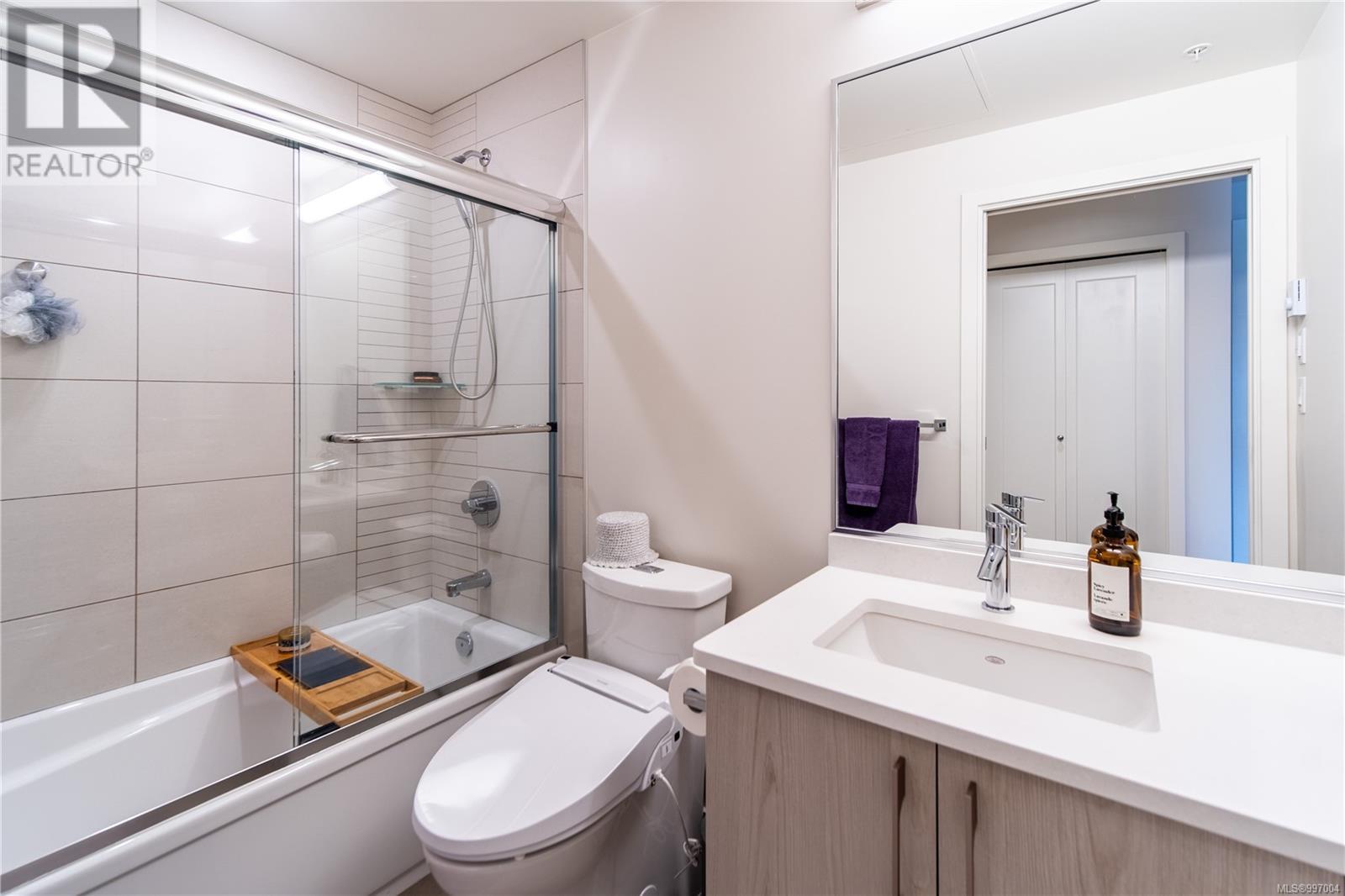 404 3333 Glasgow Avenue, Saanich