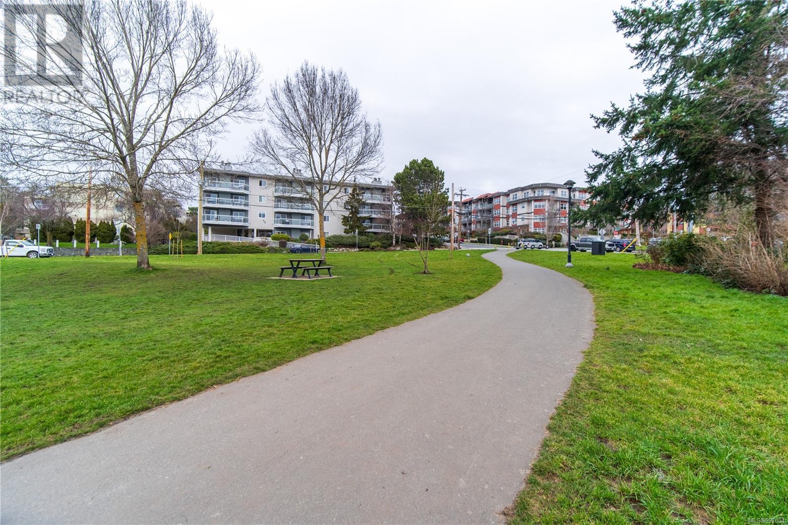 404 3333 Glasgow Avenue, Saanich