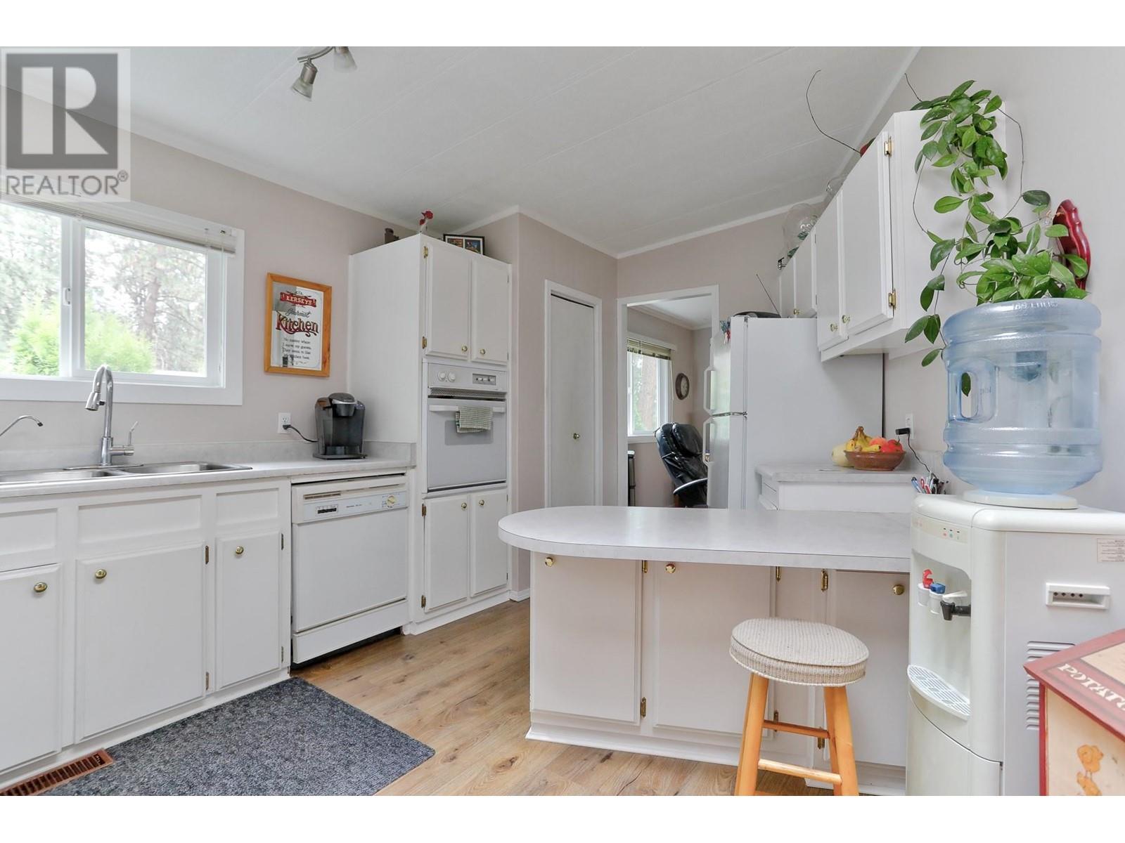 60 1999 97 S Highway, West Kelowna
