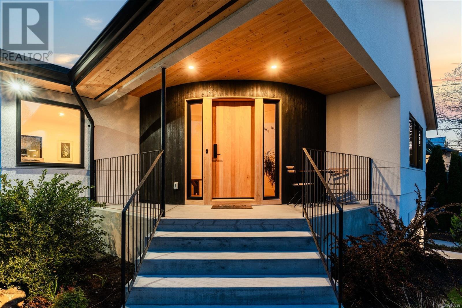 2487 Plumer St, Oak Bay