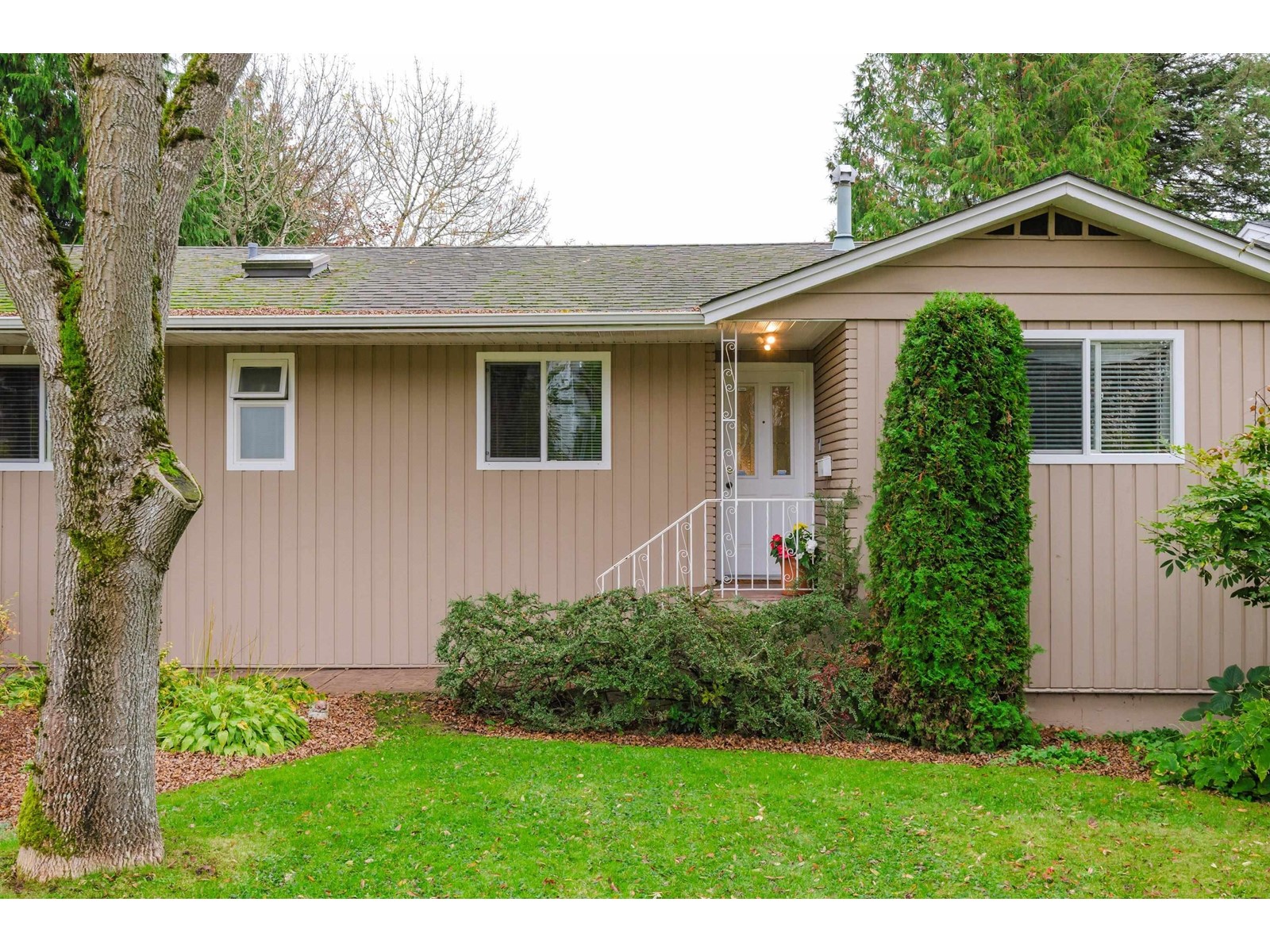 1320 KENT STREET, White Rock real estate listing R2996746