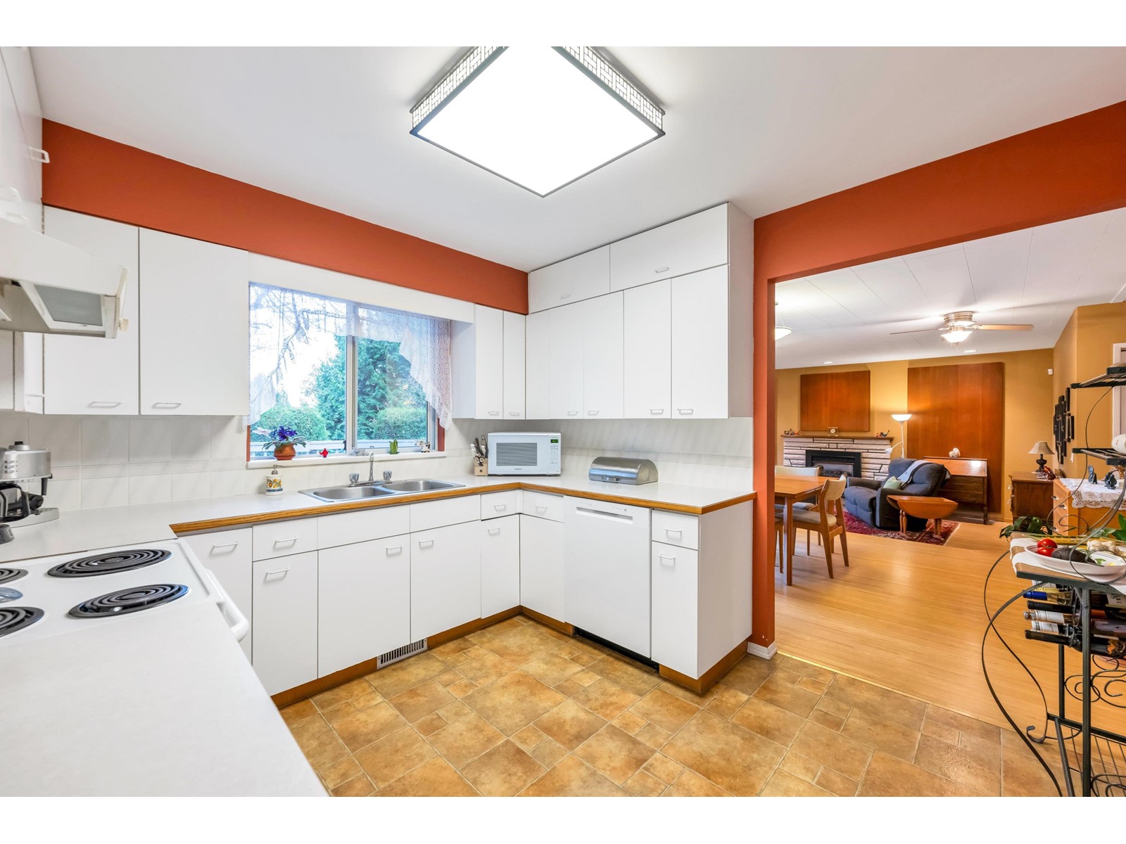 1320 KENT STREET, White Rock real estate listing R2996746