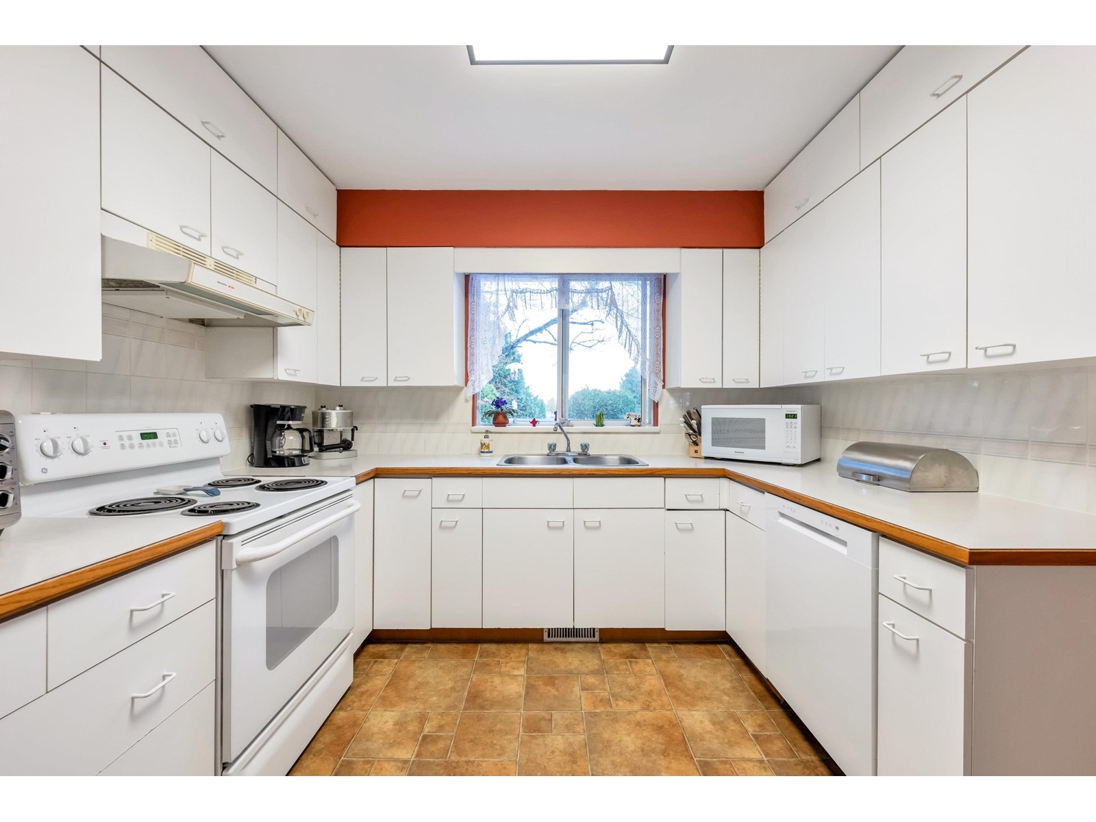 1320 KENT STREET, White Rock real estate listing R2996746