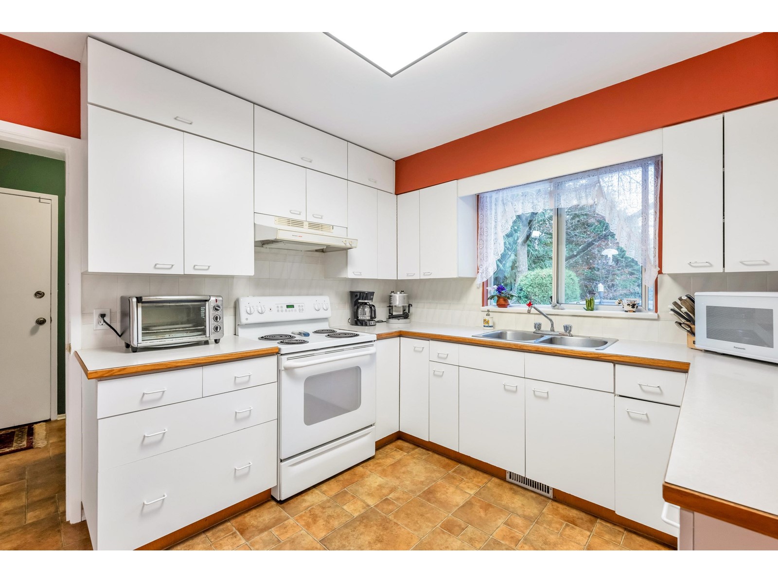 1320 KENT STREET, White Rock