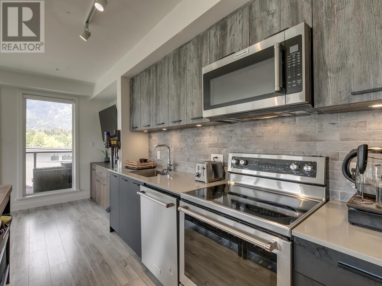 401 38013 THIRD AVENUE, Squamish