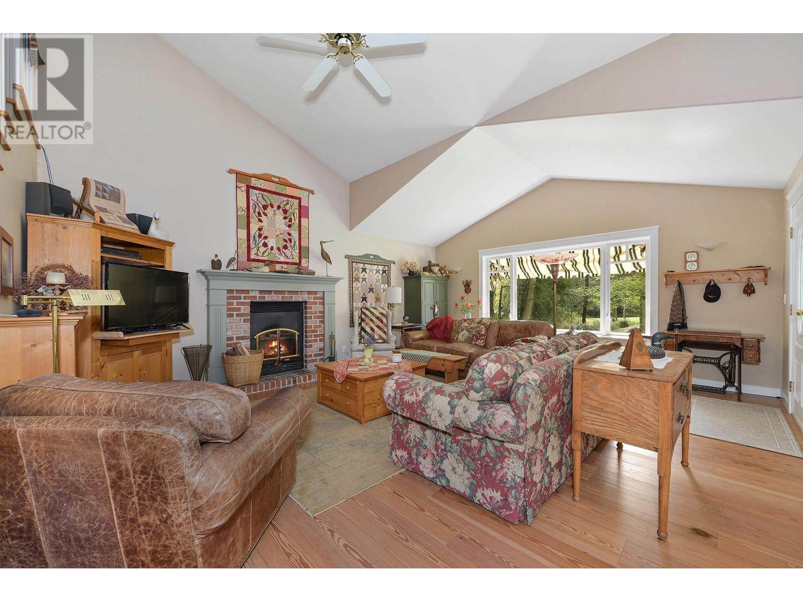 517 SANDY HOOK ROAD, Mayne Island