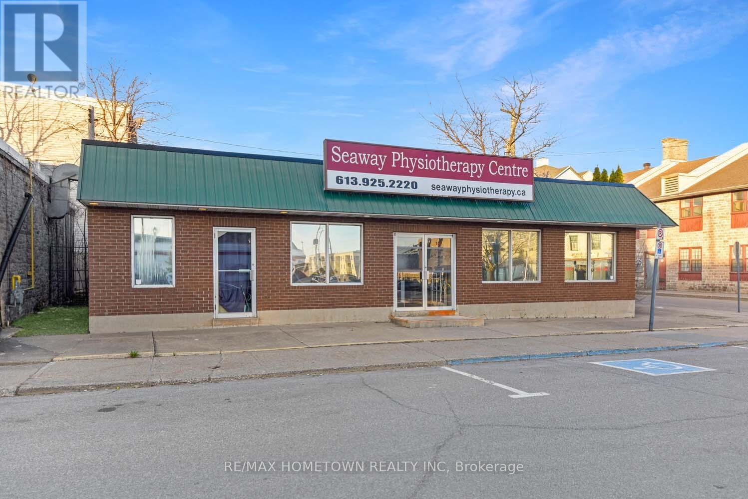 Photo 4 of 102 Centre Street, Prescott ON