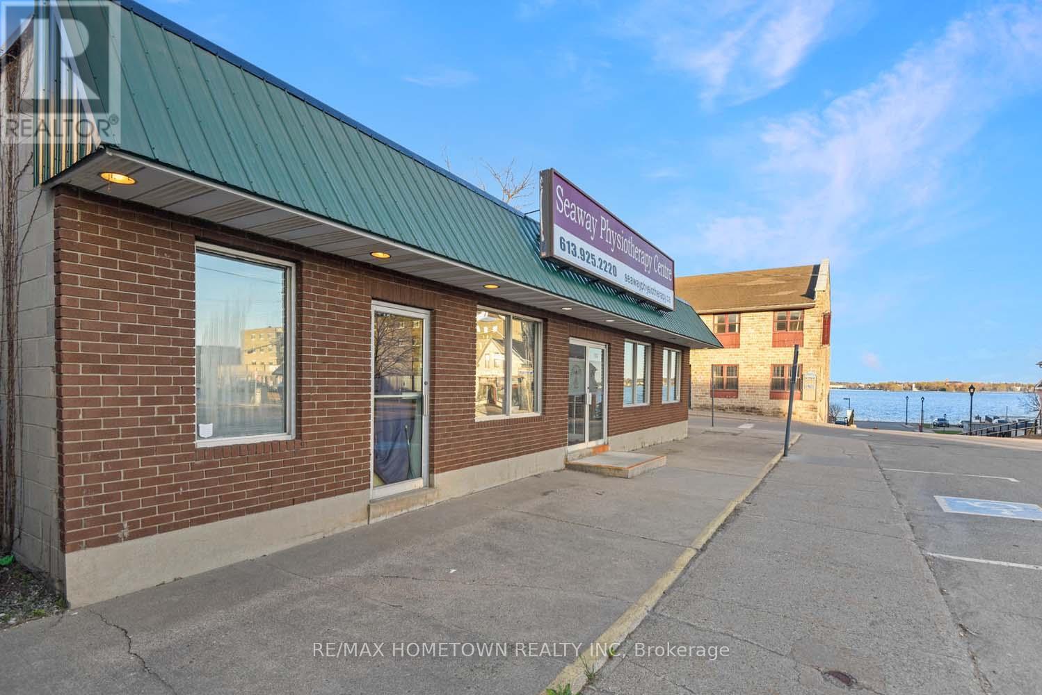 Photo 11 of 102 Centre Street, Prescott ON