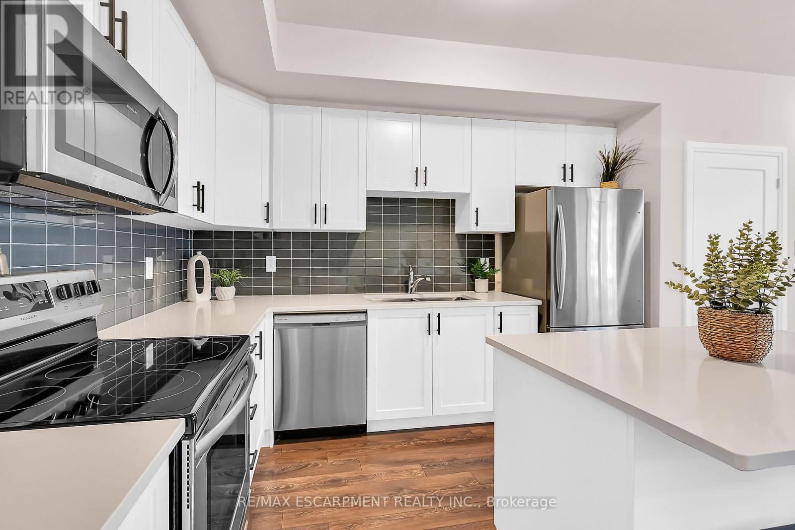 Photo 14 of 35 2 Willow Street, Brant ON