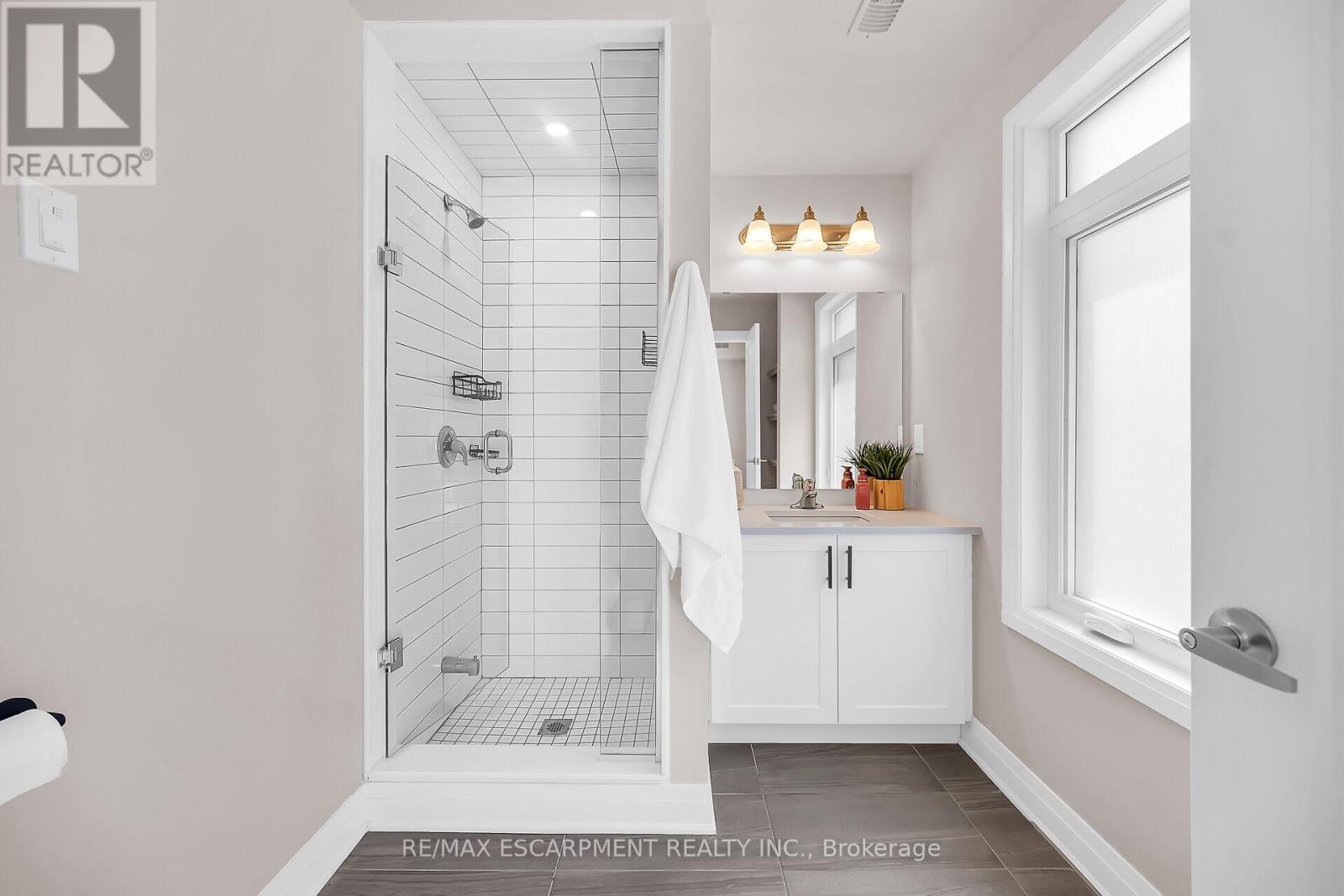 Photo 25 of 35 2 Willow Street, Brant ON