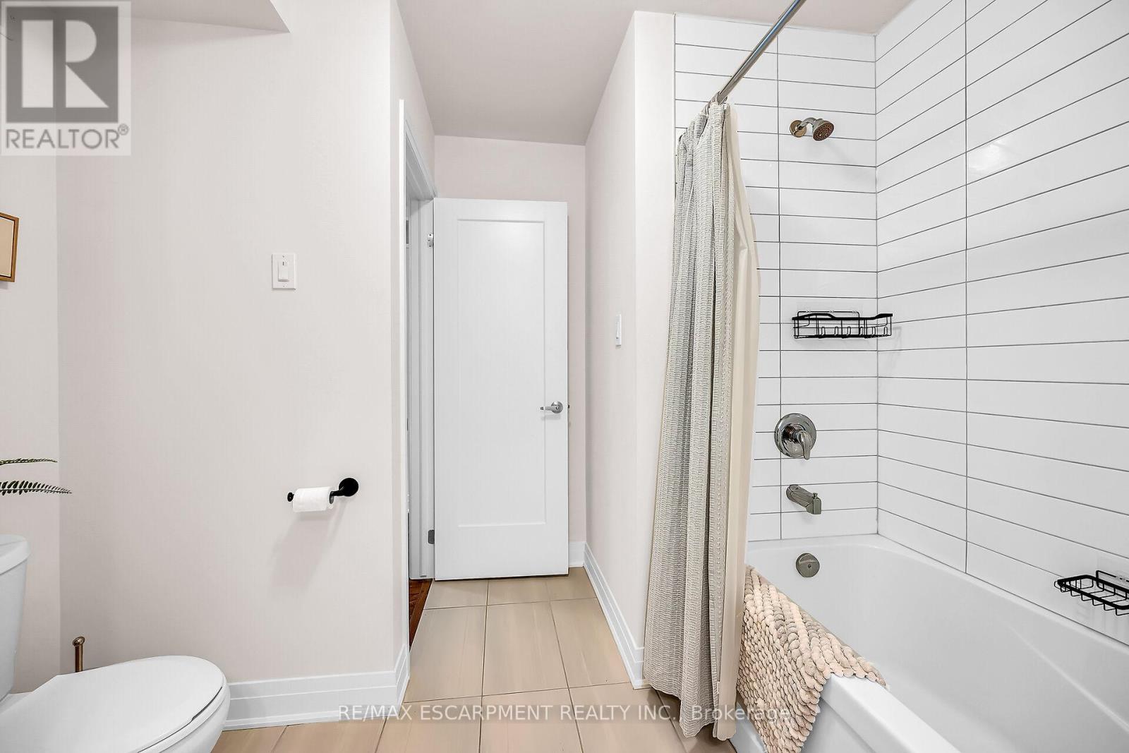 Photo 29 of 35 2 Willow Street, Brant ON