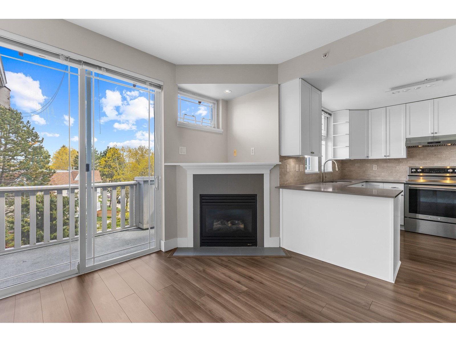 411 15392 16A AVENUE, Surrey