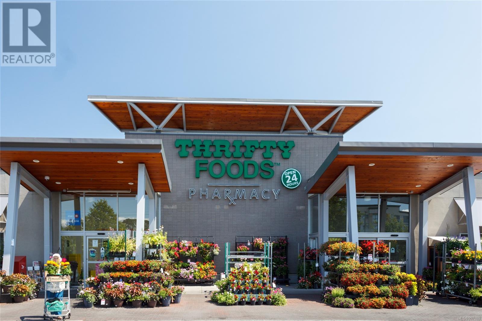 105 991 Cloverdale Avenue, Saanich