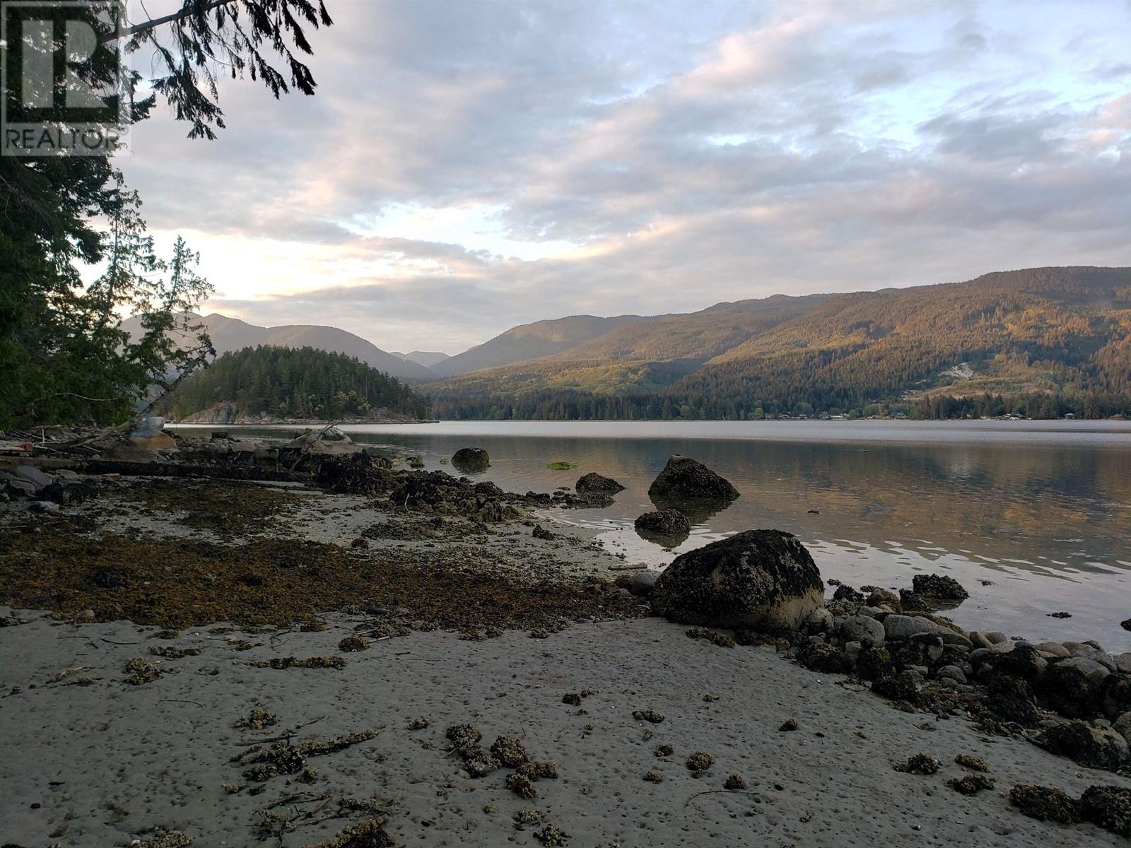 6035 KINGFISHER AVENUE, Sechelt