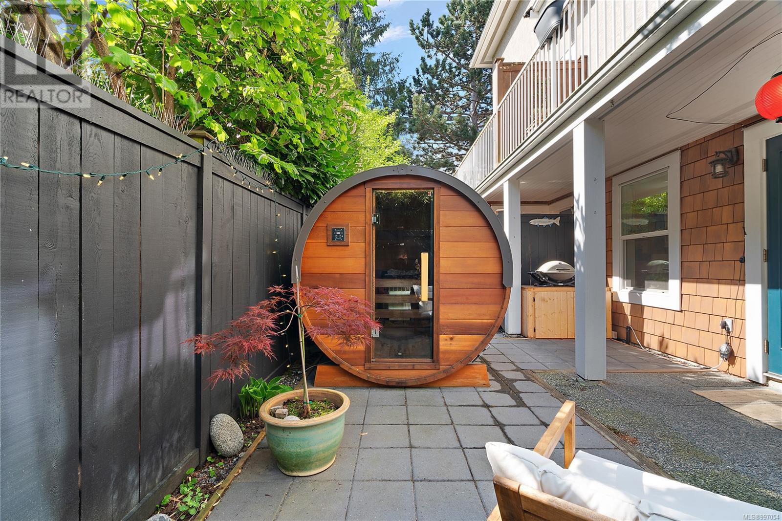 2 833 Princess Avenue, Victoria