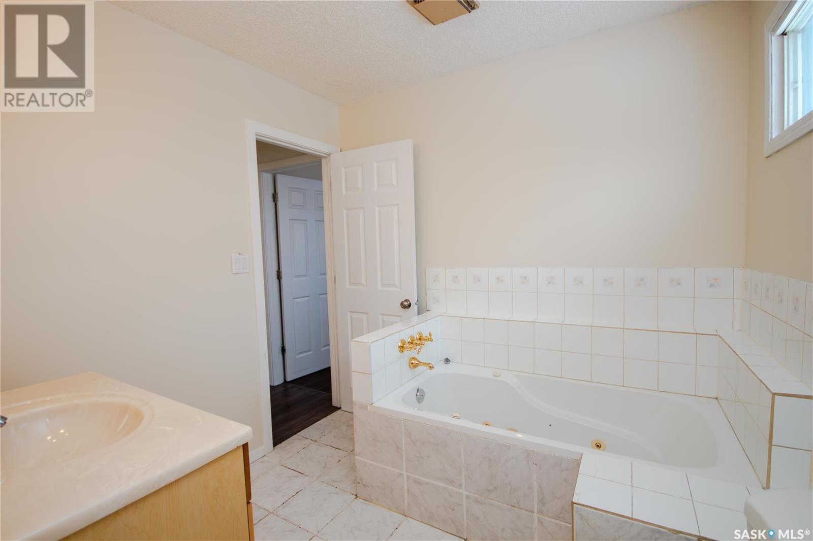 Photo 5 of 262 21st Street W, Battleford SK
