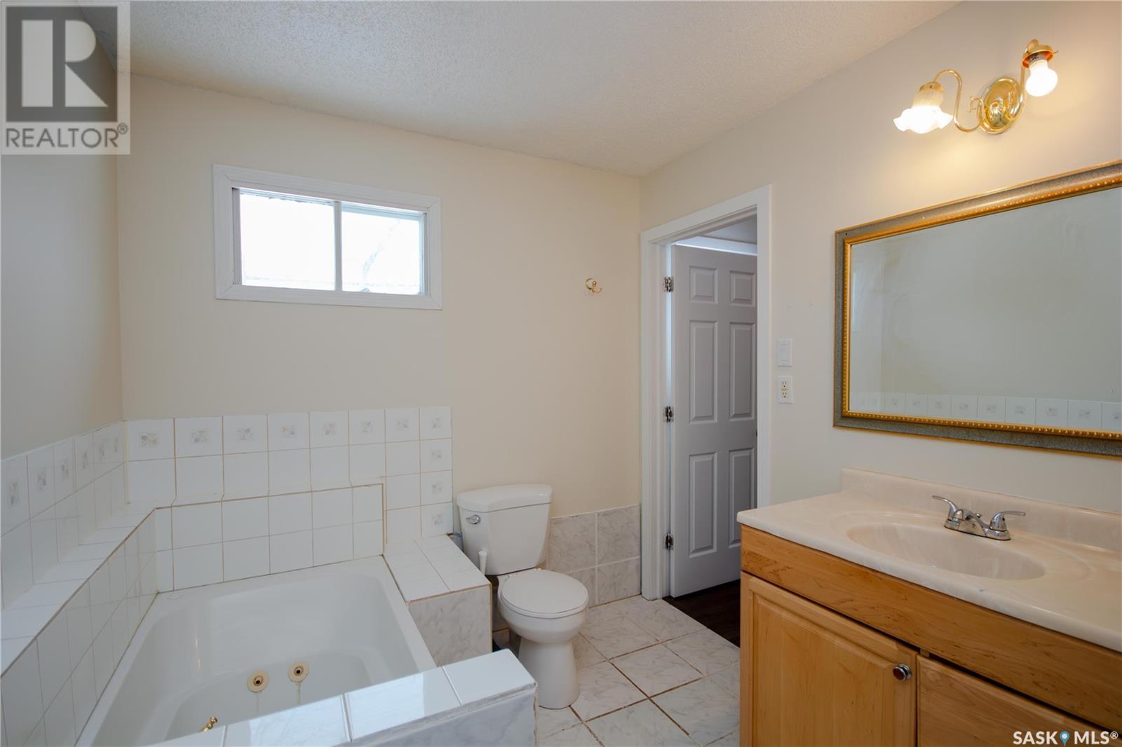 Photo 26 of 262 21st Street W, Battleford SK