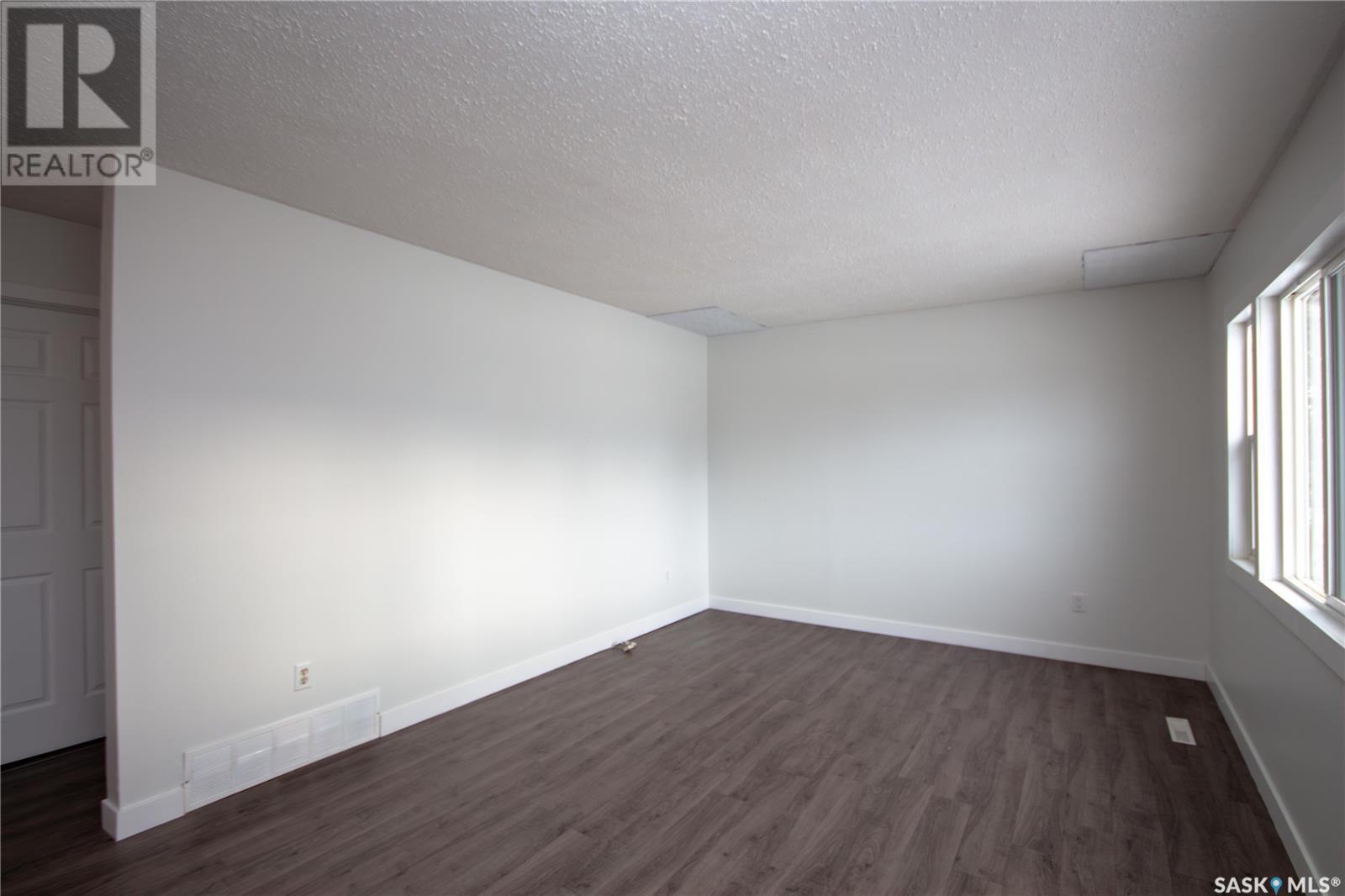 Photo 3 of 262 21st Street W, Battleford SK