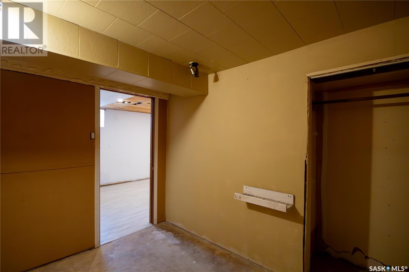 Photo 19 of 262 21st Street W, Battleford SK