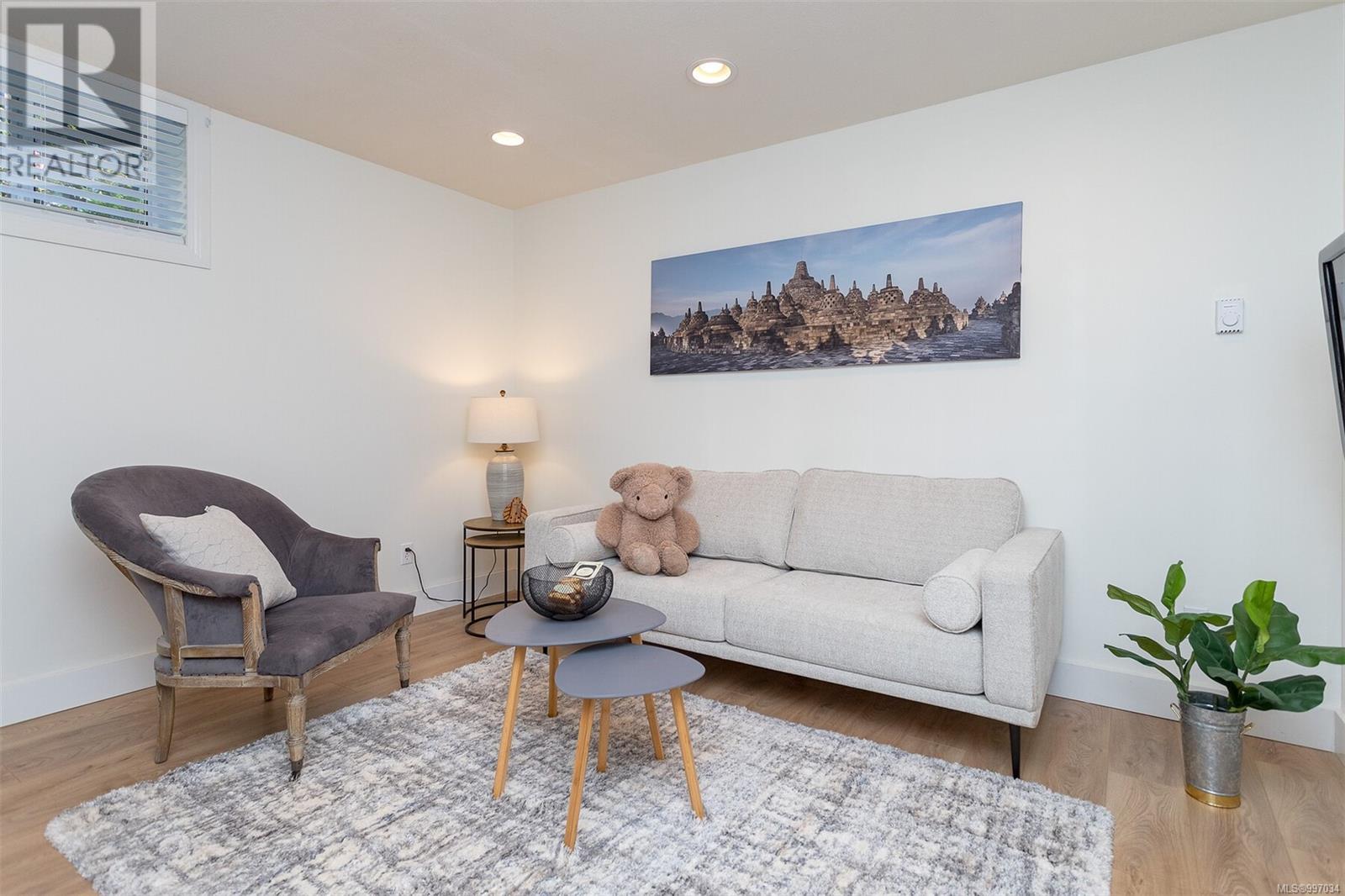  1251 Roslyn Road, Oak Bay