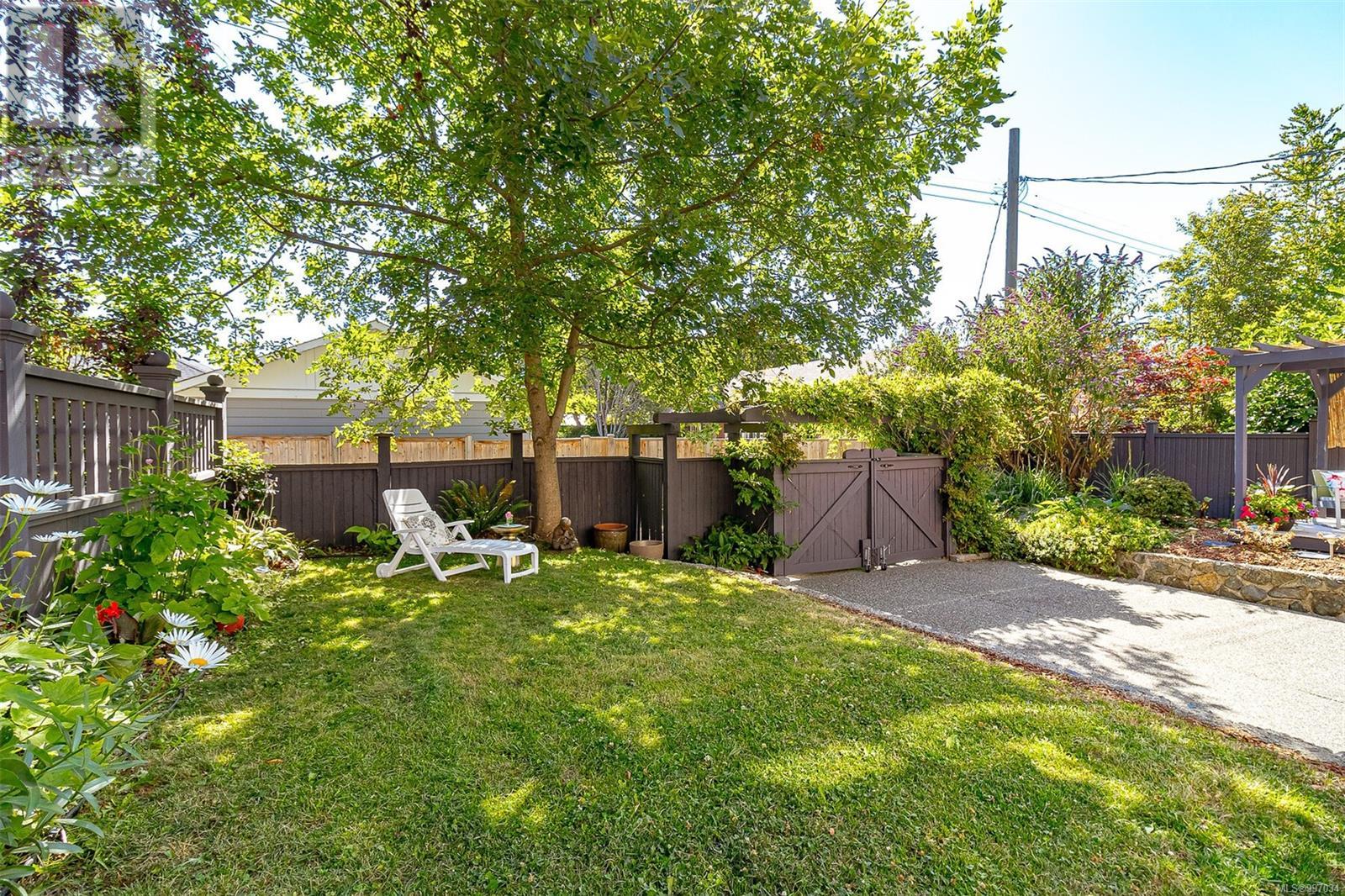  1251 Roslyn Road, Oak Bay