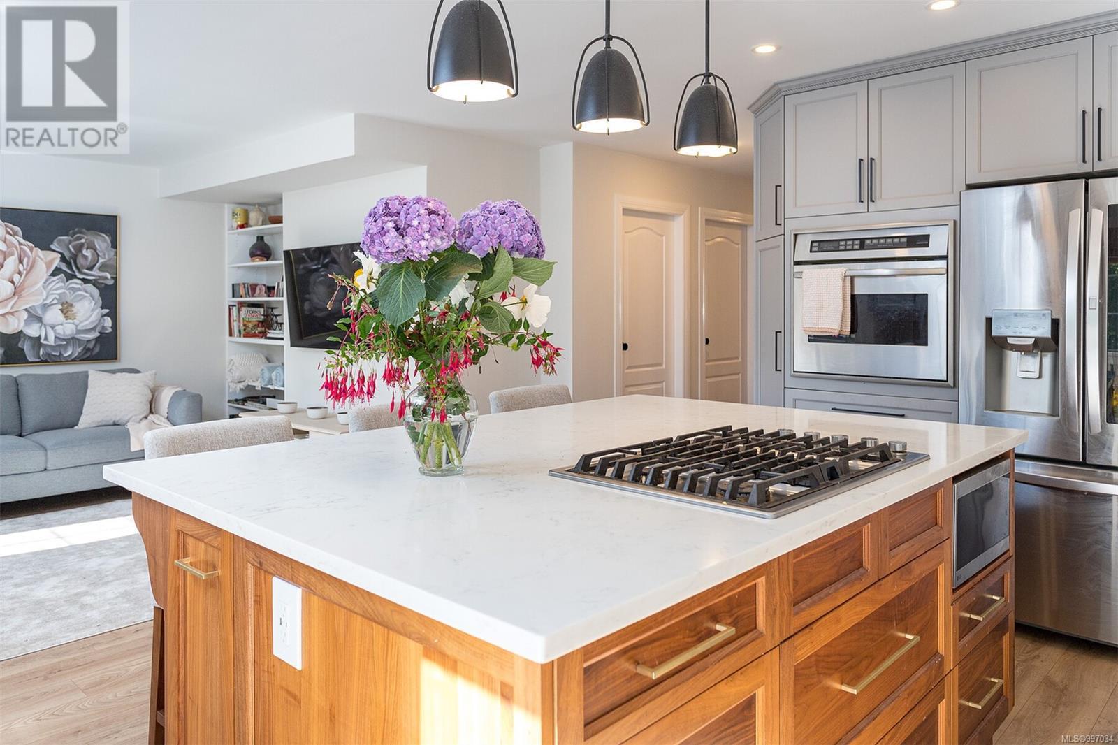 1251 Roslyn Road, Oak Bay