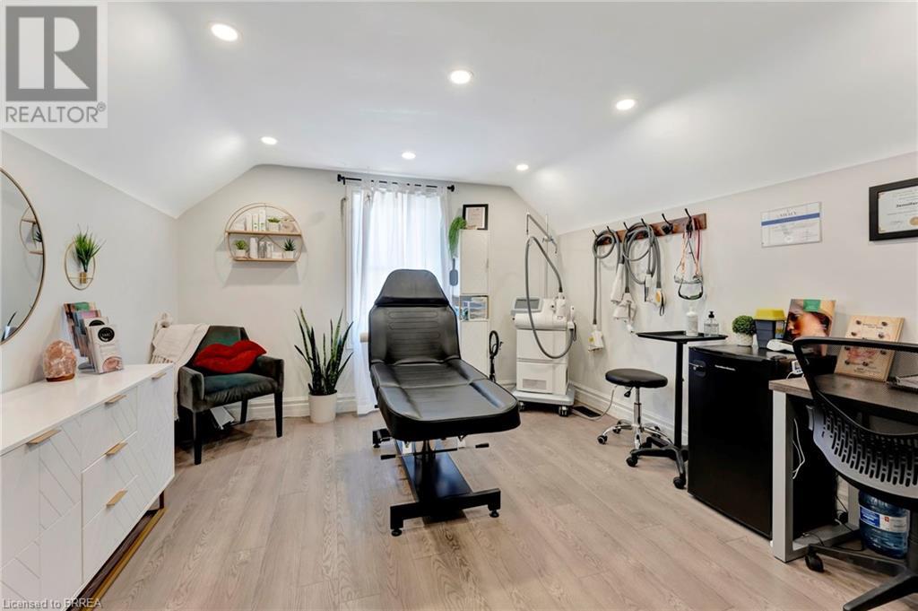 Photo 25 of 584 Colborne Street, Brantford ON
