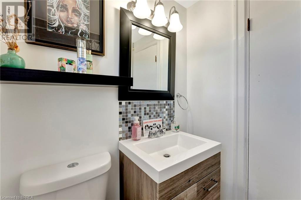 Photo 23 of 584 Colborne Street, Brantford ON