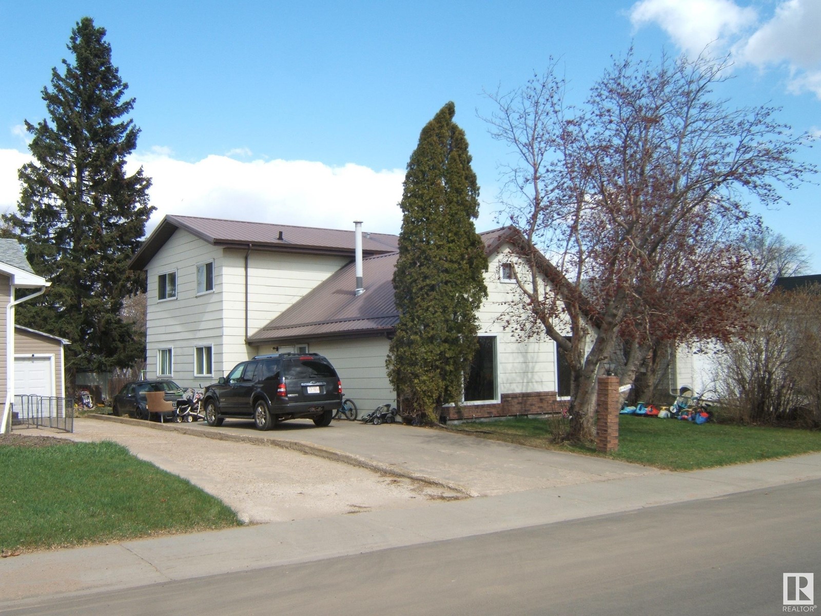 Photo 1 of 4814 47 Av, Vegreville AB