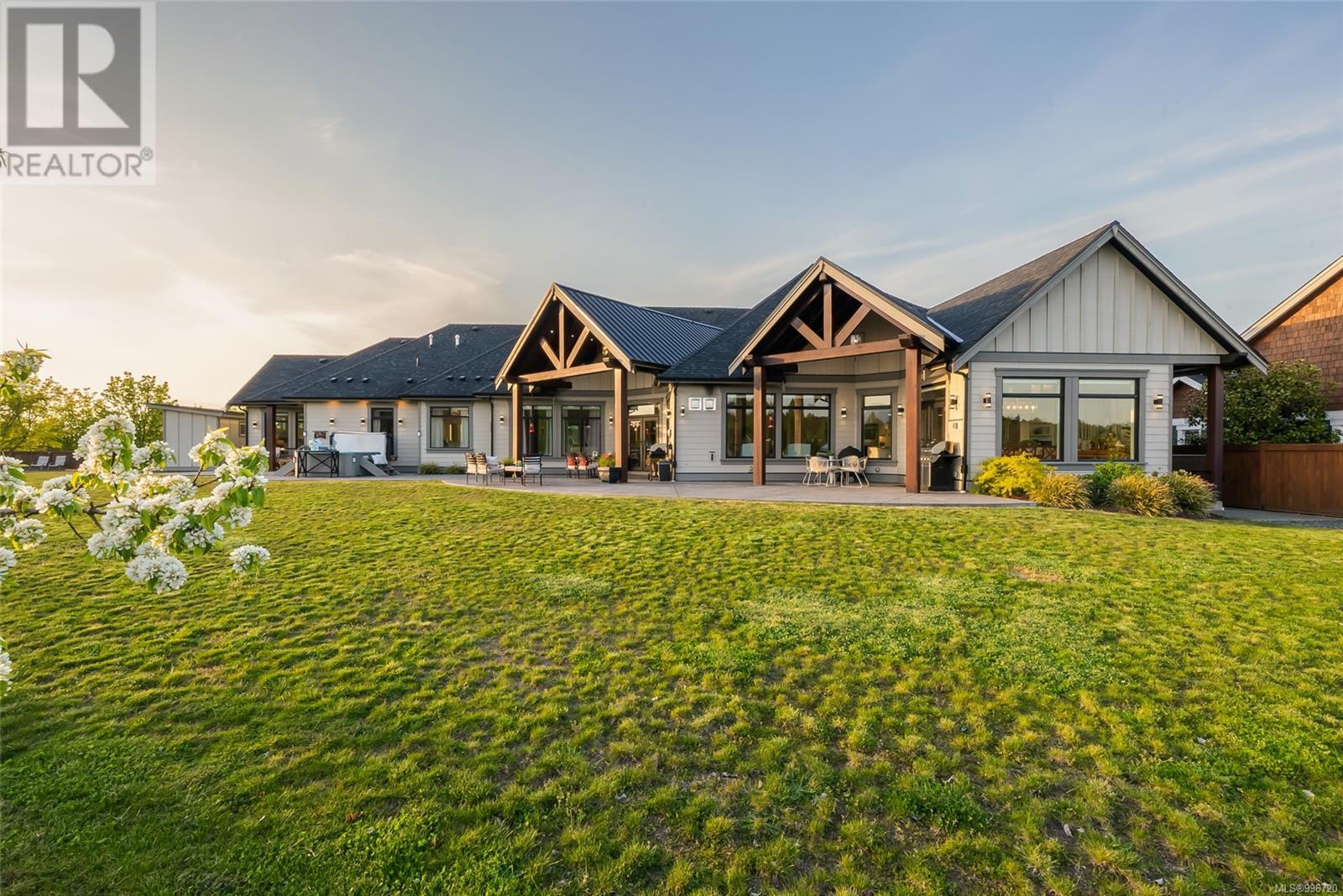  776 HIRST Avenue, Parksville