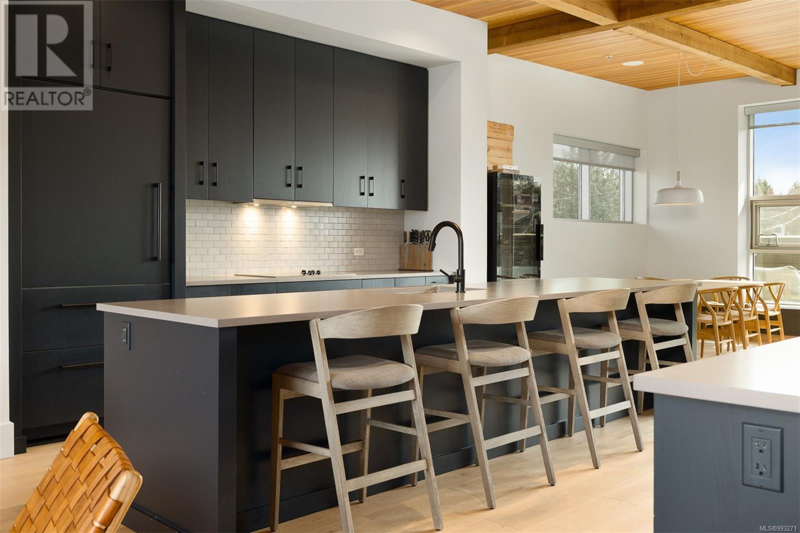 406 368 Main St, Tofino