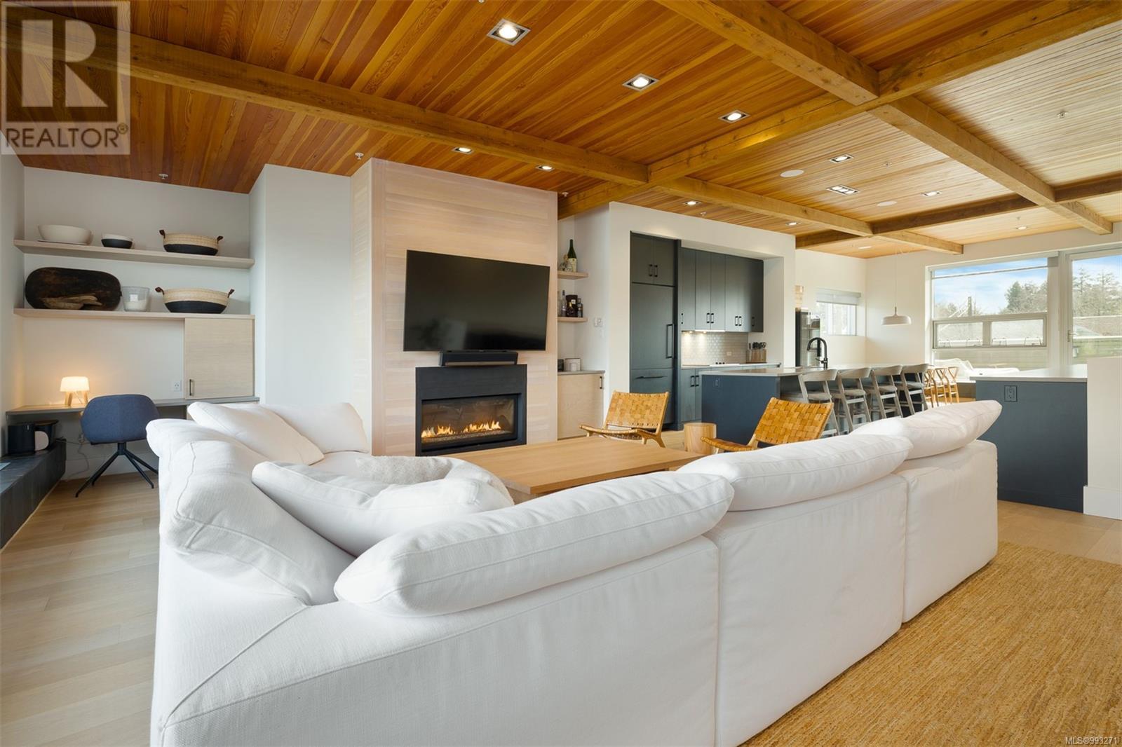 406 368 Main St, Tofino