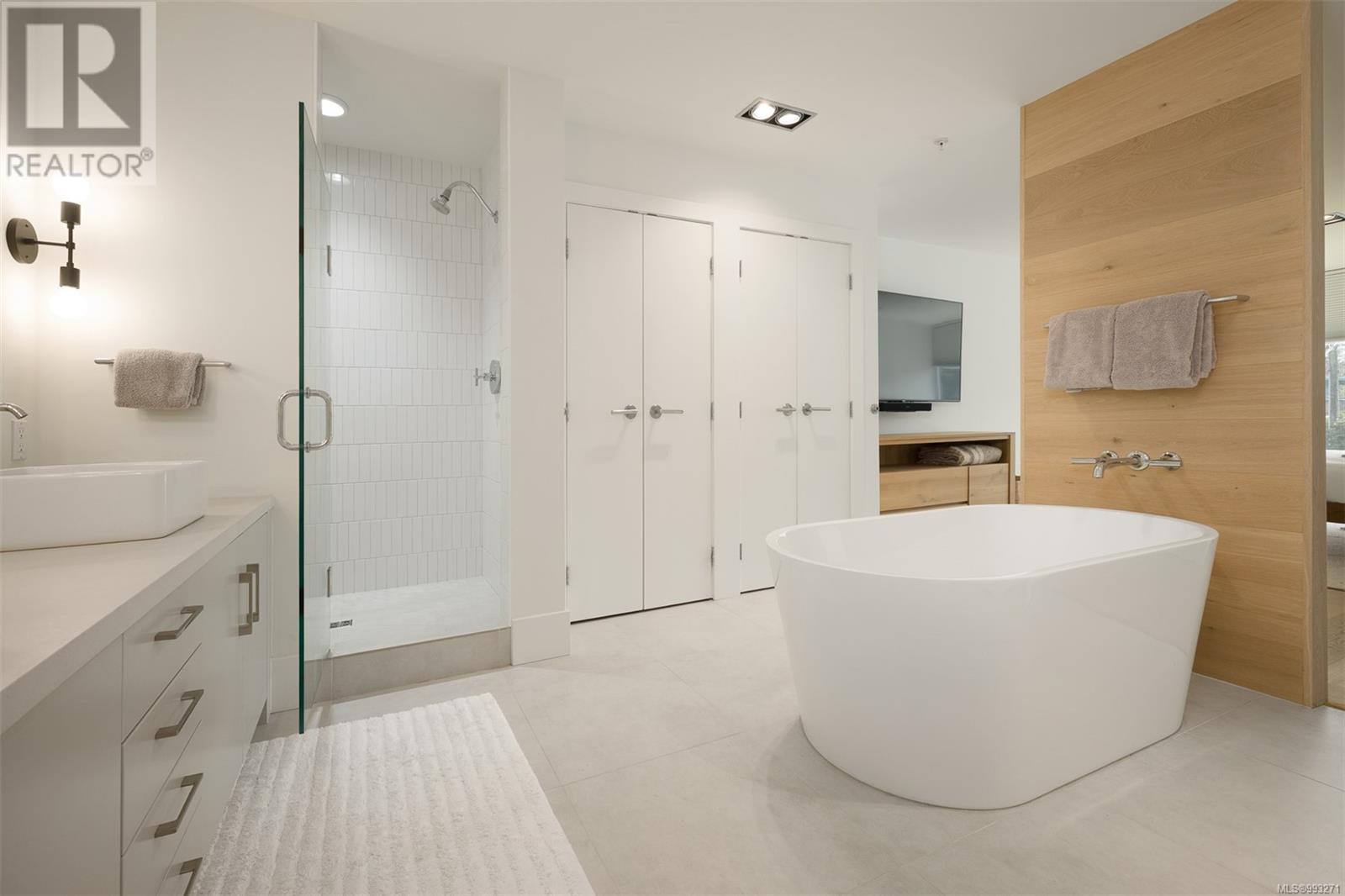 406 368 Main St, Tofino