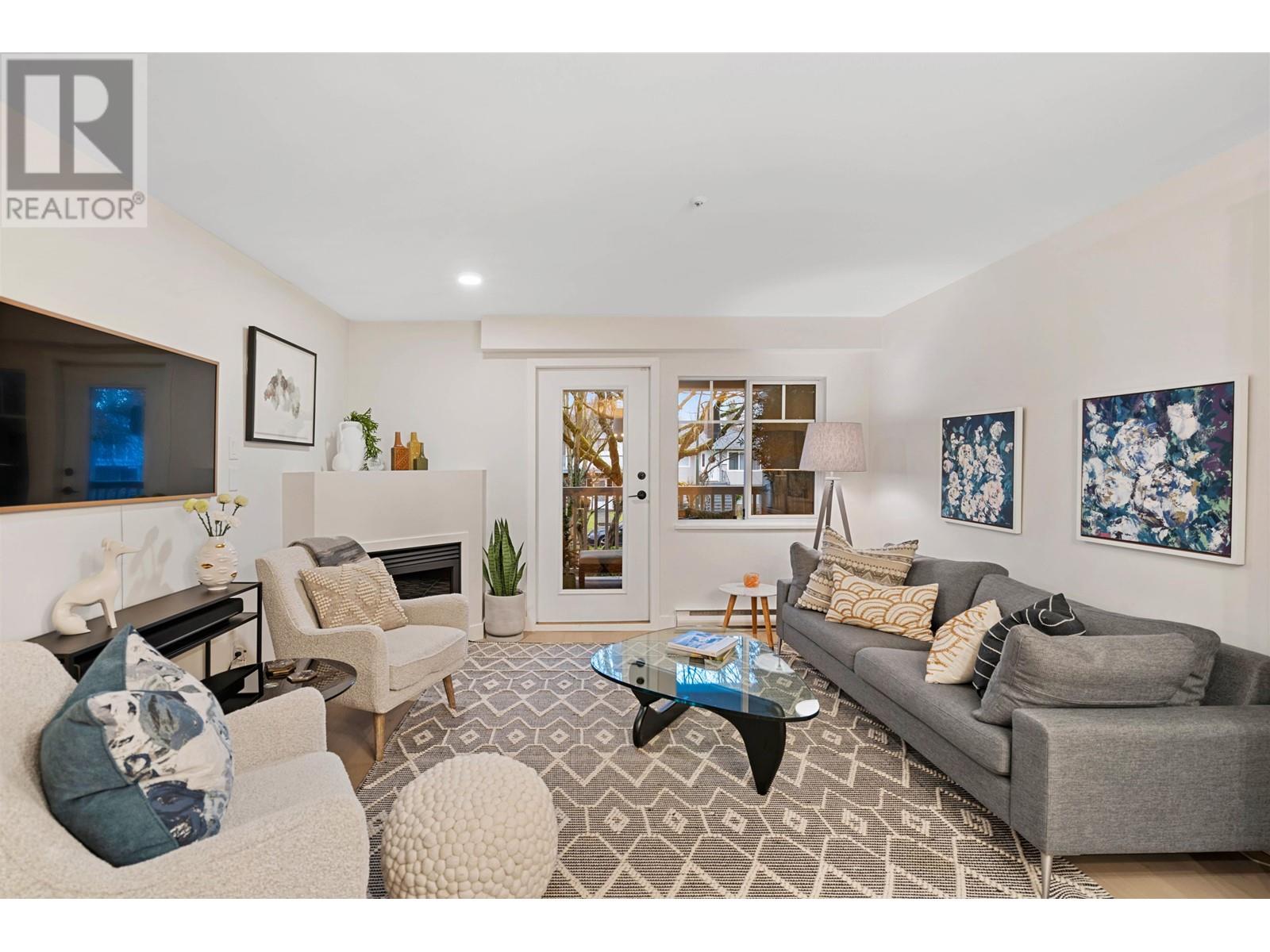 2422 E 8TH AVENUE, Vancouver