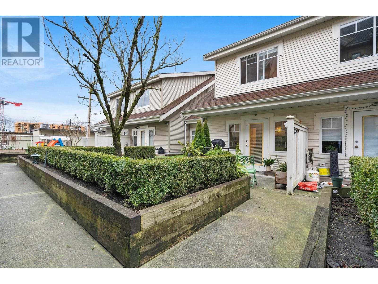 2422 E 8TH AVENUE, Vancouver