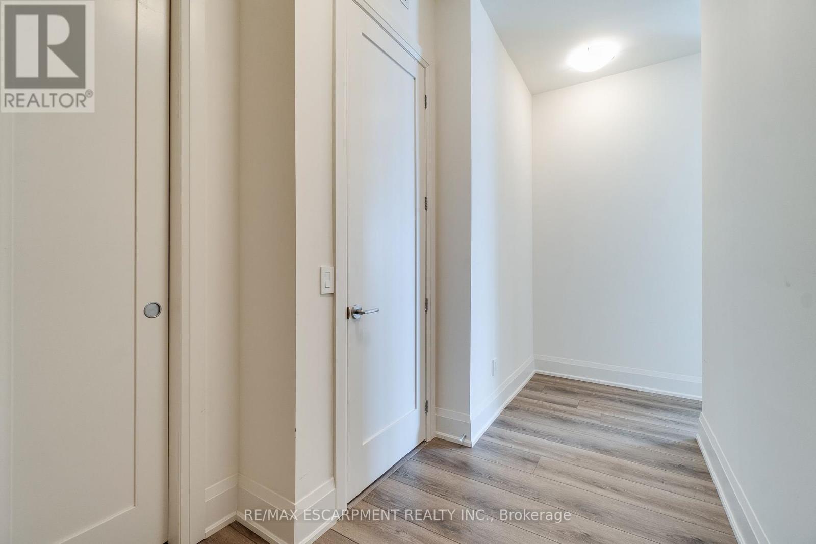 Photo 4 of 1902 385 Winston Road, Grimsby ON