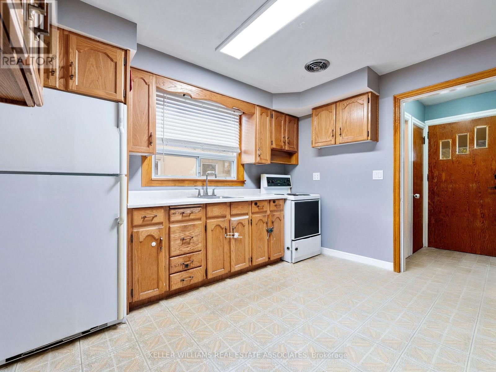 Photo 6 of 54 Woodward Avenue, Brampton ON