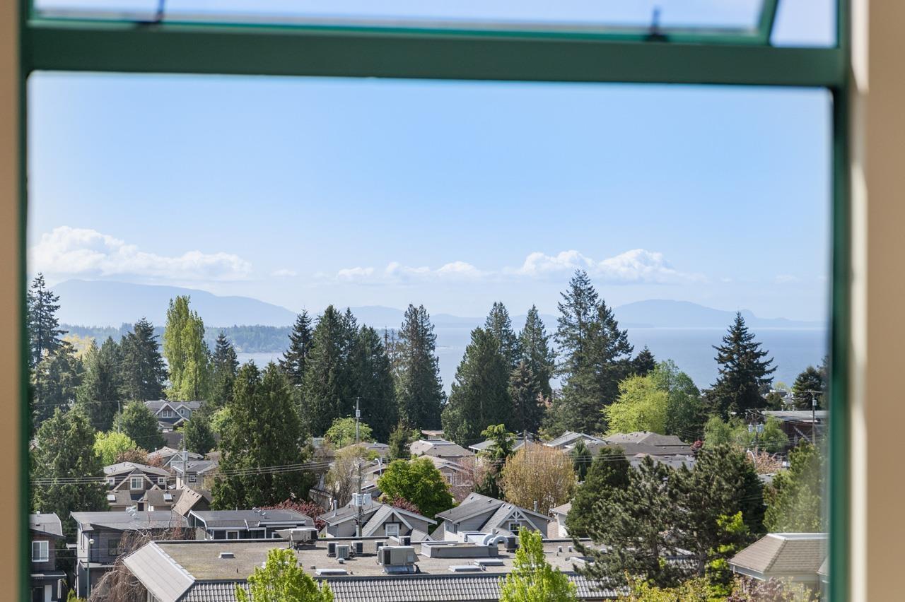 702 15466 NORTH BLUFF ROAD, White Rock