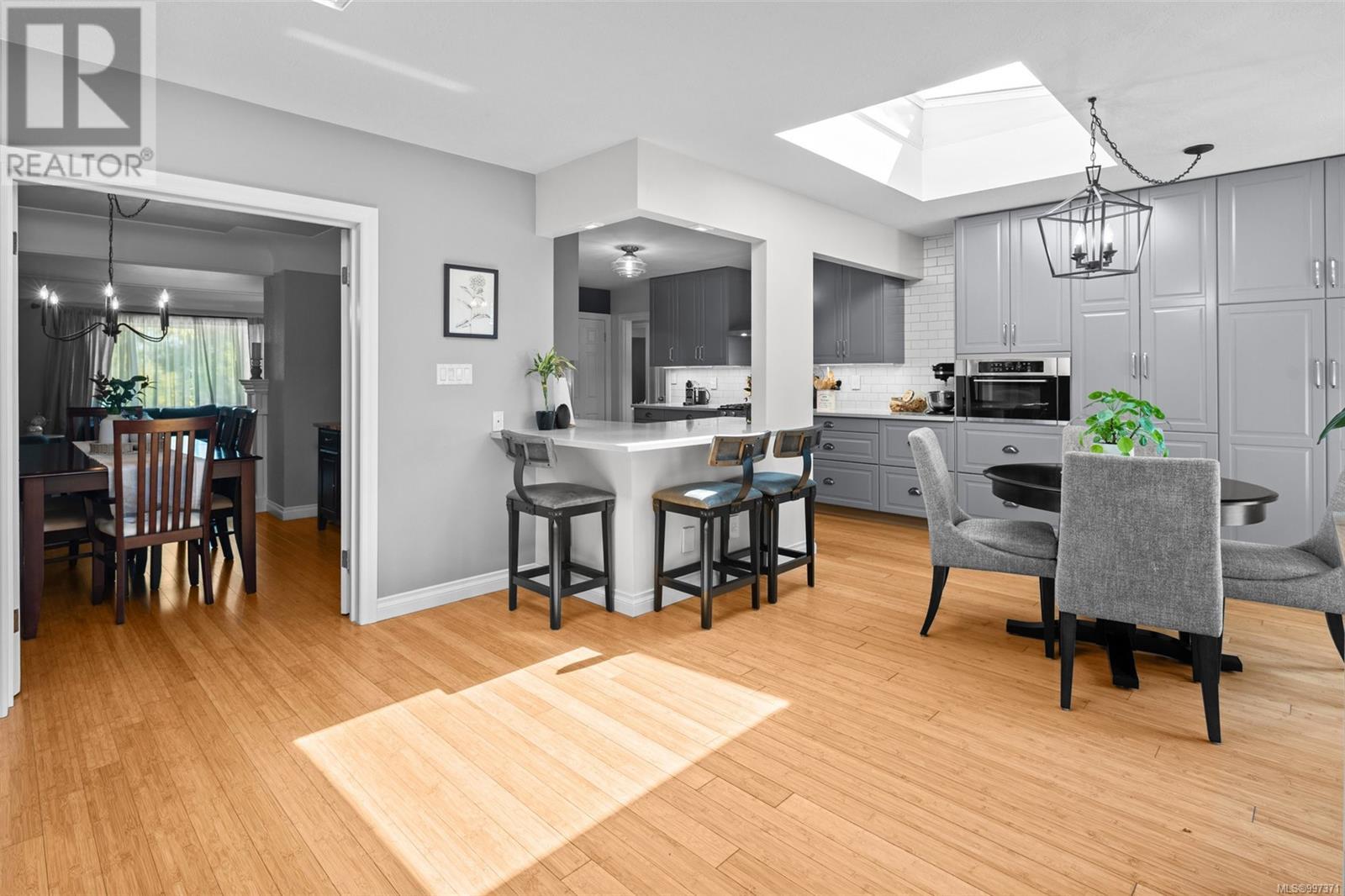  881 Snowdrop Avenue, Saanich