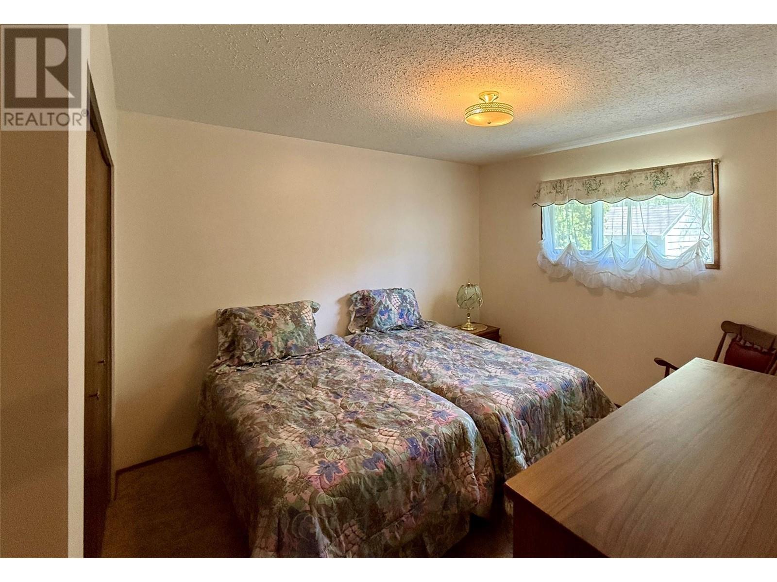  10417 Victoria Road South, Summerland
