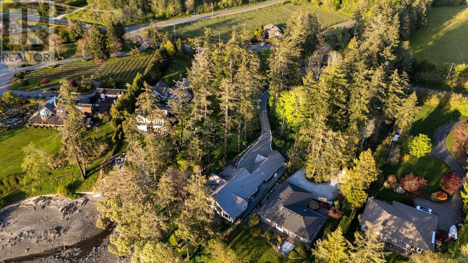 11176 Chalet Rd, North Saanich